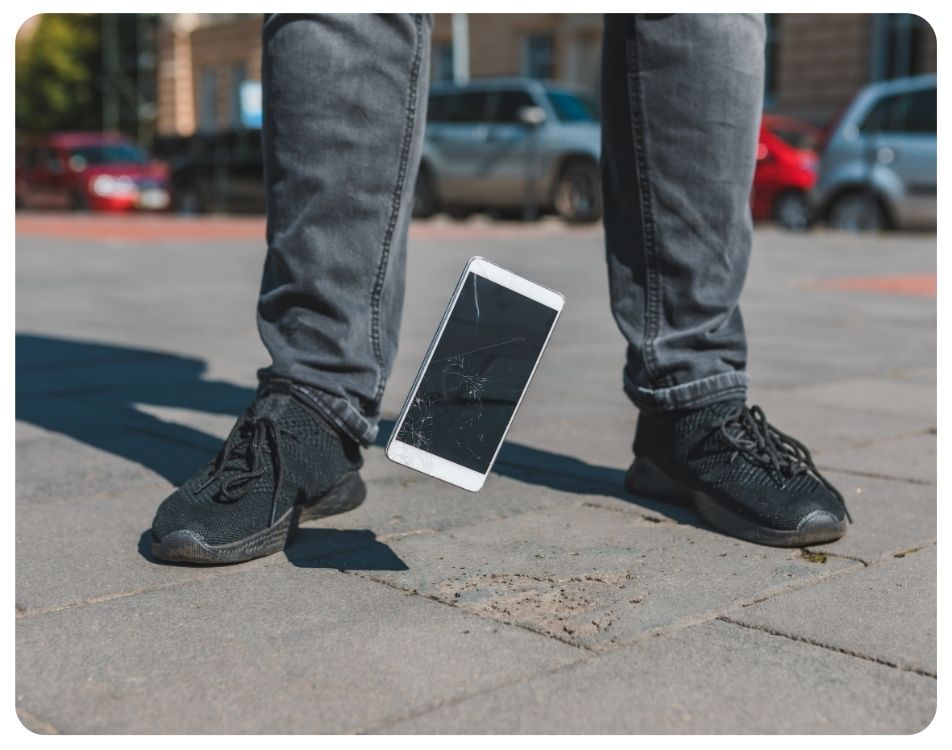 Mi történik a telefonoddal, amikor leejted? – A fizika és a védelem szerepe